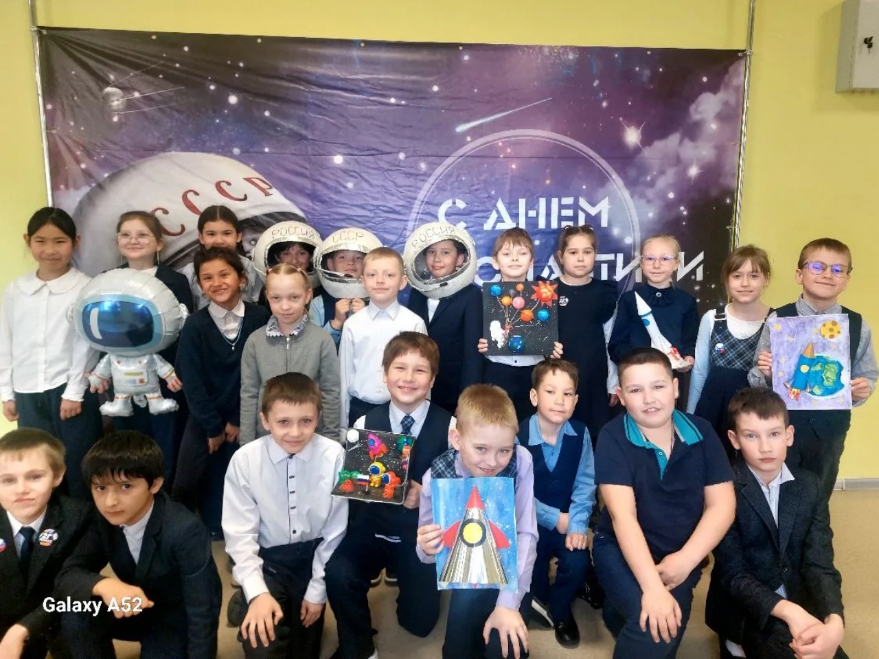 Ко Дню Космонавтики.