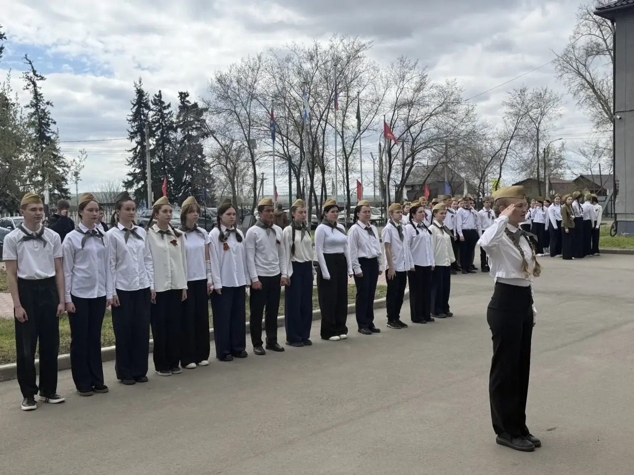 Конкурс песни и строя.